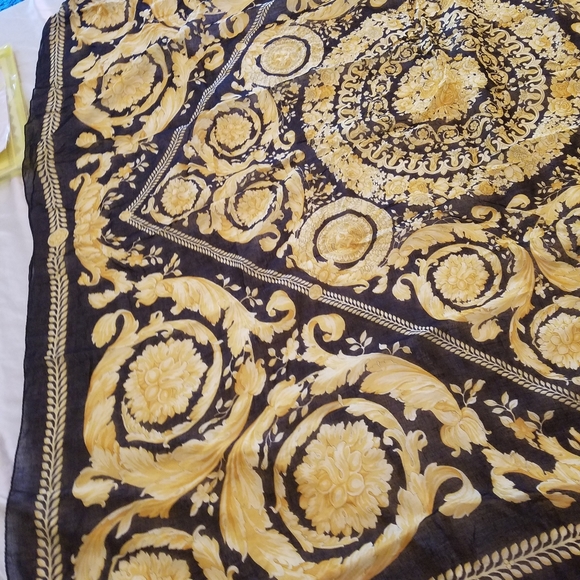 Versace scarf - Picture 3 of 5
